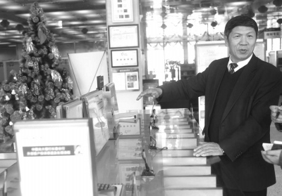 银行保安捡到7万元现金大厅内转好几圈找到失主