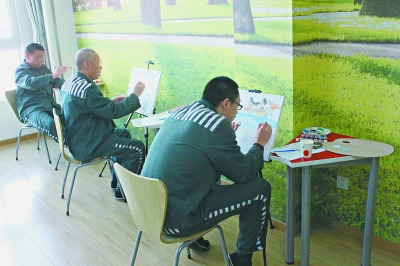 北京教育矫治所服刑犯练瑜伽画画练制怒(图)