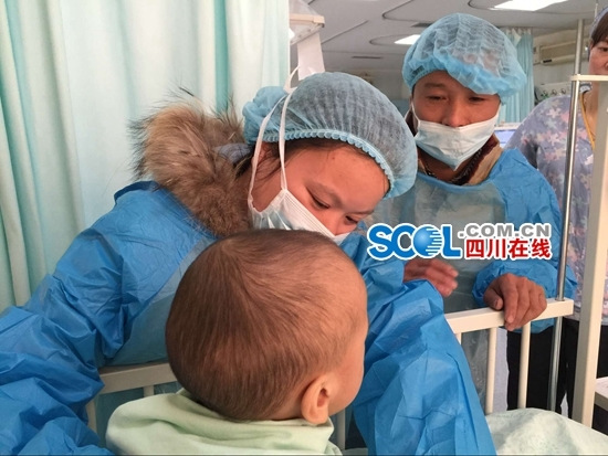 母亲捐肝救子父亲赌输救命钱续:父亲现身下跪认错