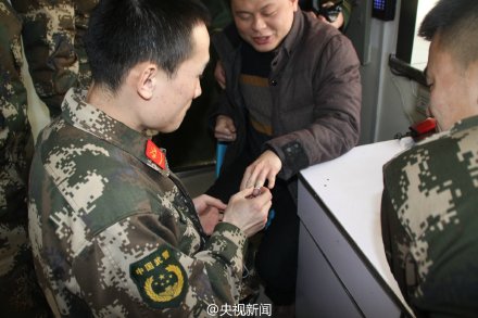 新疆一男子春节假期长胖15斤戒指脱不下求助消防