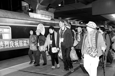 南方春暖花开京津冀老人爱上火车“慢游”(图)