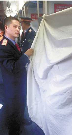 新生宝宝吸入羊水没哭声情急下小伙嘴对嘴吸出