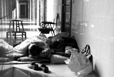 男子带87岁奶奶讨债日夜睡欠债人家门口(图)