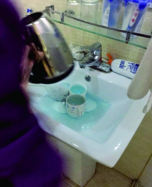 北京一酒店员工用洁厕液刷茶杯前台:会冲干净