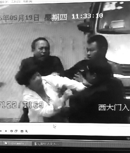 网传医院保安狂扇的姐耳光监控还原冲突全程(图)