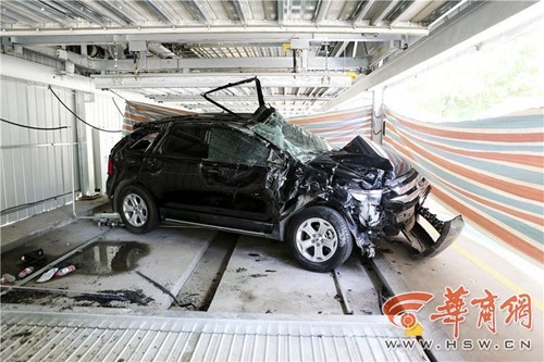 陕西一立体车库出故障越野车5层坠下几乎报废