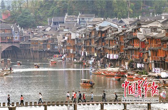 湖南凤凰古城三年门票“围城”的是是非非(图)