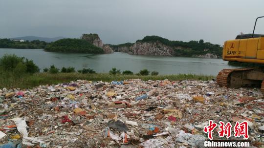 上海垃圾偷倒太湖调查:几篮球场垃圾引苍蝇满天飞