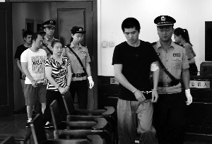 90后厨师雇人冒领银行卡被控妨害信用卡管理罪