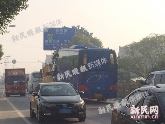 上海一辆吊车与一辆校车大巴发生碰擦16名学生受伤