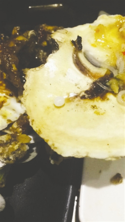 男子吃生蚝被珍珠硌牙称不打算追责要做戒指(图)