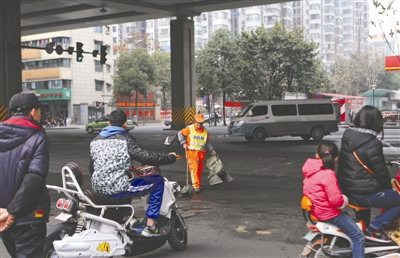 环卫工希望车窗垃圾少些:看到你乱扔,我心都碎了