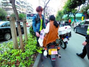 “豪气男”骑摩托用百元大钞挡号牌被罚款扣分