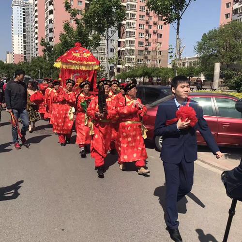 古色古香汉式婚礼:北京街头现八抬大轿迎亲队伍
