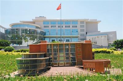 有才!毕业生用2000根竹签赠母校“图书馆”(图)