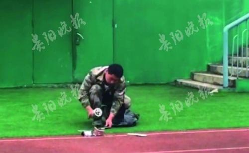 学校当学生面公开砸手机?校方:系手机无人认领