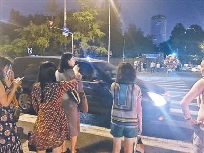 三里屯过斑马线“车让人”数量少仍存乱停车现象