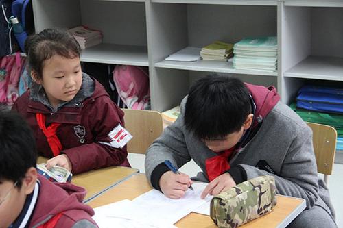 自闭症儿童求学样本:被小学接纳他和同学都学会关爱