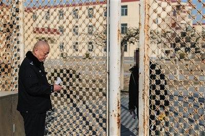 矫治所重启“离监探亲”服刑人员除夕踏上回家路