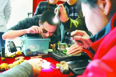 国际消费者权益日:北京市民现场鉴宝学“辨假”