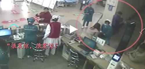 老人医院问诊突然下跪致谢男护士跪地还礼