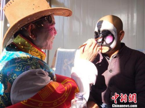“敬德洗马”演绎逾百年争相扮演折射淳良民风