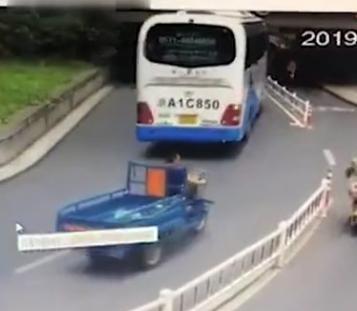 杭州一客车因超过限高与桥底相撞6乘客受皮外伤