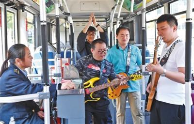 5名公交员工自发组建业余乐队服务公交员工十年之久