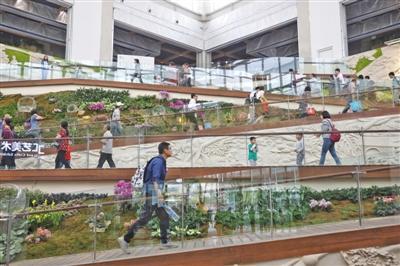 中医药走进世园会场馆与现场观众互动传播中医文化