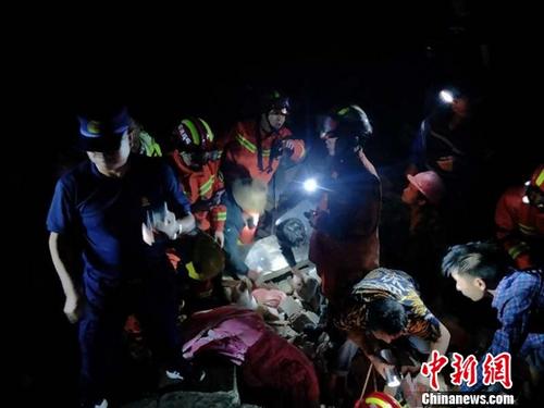 四川长宁6.0级地震2名被埋压群众获救
