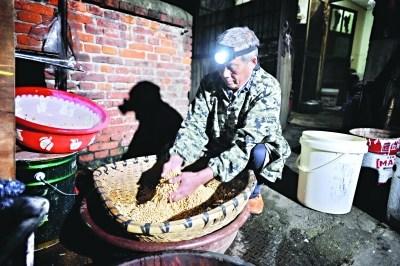 武汉这位老爷爷的豆腐脑只卖一元顾客劝他涨价被拒