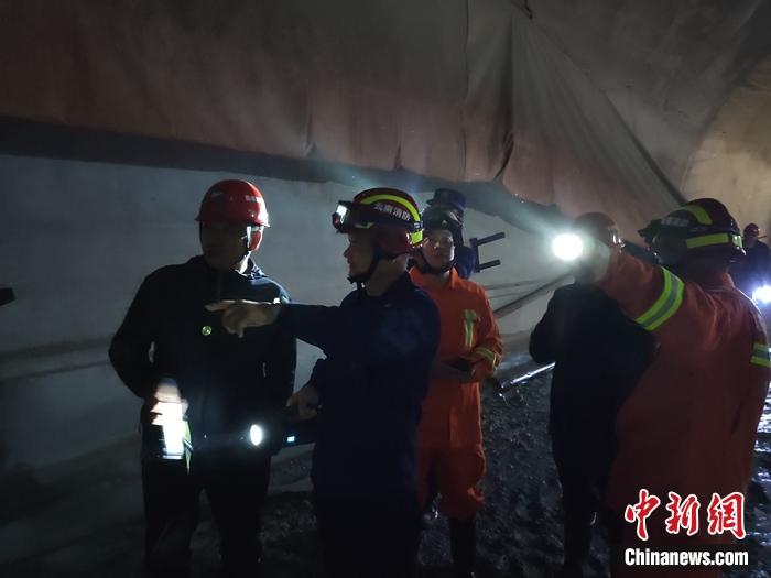 云南一在建高速公路隧道发生事故消防指战员火速救援