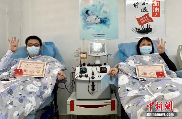 武汉两位新冠康复者连续四次捐血浆