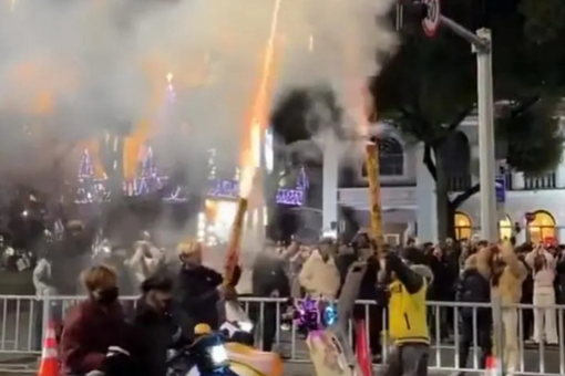 跨年夜，2男子在人群放飞气球时燃放“加特林”！当地警方：已行拘