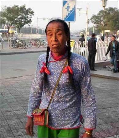 穿花衣照片被恶搞为"小芳" 精神残疾男子告媒体