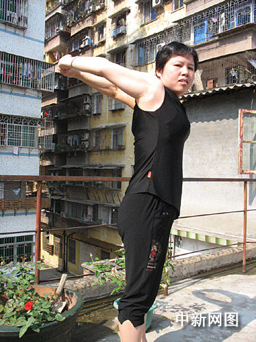 广东韶关奇女子轻松展示软骨奇功(图)
