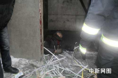 哈尔滨一捡废品中年女子被电梯夹死图