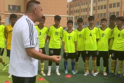 新疆教练感慨校园足球变化：从没人踢到争着踢