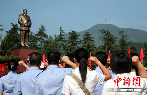 6月30日,湖南韶山市近万名中共党员齐聚毛泽东广场,在毛泽东铜像前
