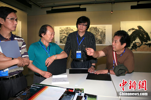 辽宁省美协副主席冯大中(左二),中国美术馆副馆长马书林(右二)交换