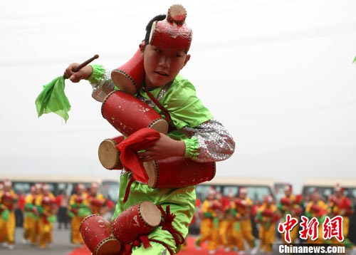 图小演员身背八面花鼓秀绝活