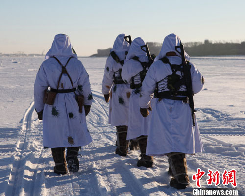 组图解放军边防战士换新装执勤3