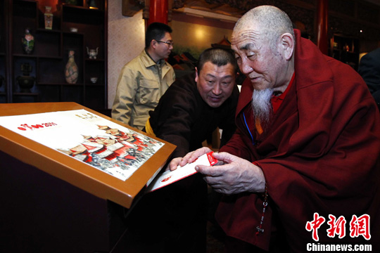 1月6日,北京雍和宫名誉住持嘉木扬·图布丹(右)为60000个兔年雍和宫