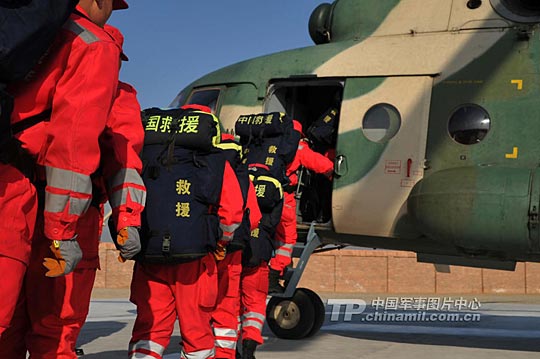 国家救援队首次搭载直升机进行空中机动演练2