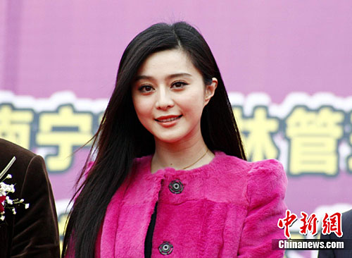 2月19日,电影明星范冰冰在广西南宁花花大世界参加第三届桃花节开幕式