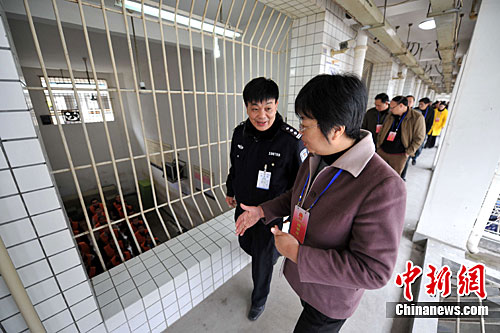 福州市人大代表一行36人走进福州市第一看守所,视察询问了有关人性化