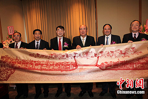 许宁赠送吴伯雄剪纸作品《千秋大业》——中新网