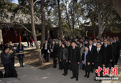 中国国民党青工总会大陆参访团拜谒孙中山衣冠冢2