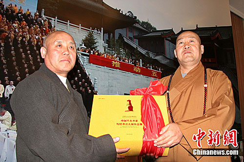 中国佛教协会副会长,五台山方丈释妙江法师代表五台山佛教界捐赠了