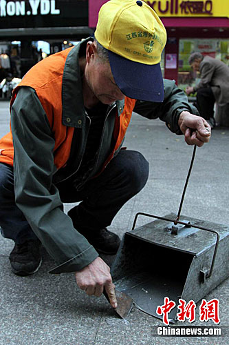 江西南昌环卫工人铲除路面口香糖